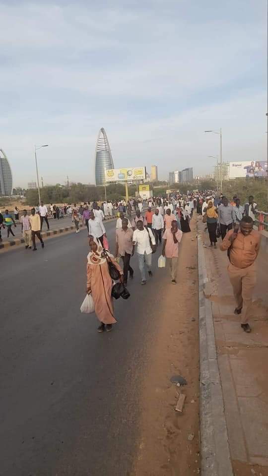 بسبب إغلاق الكباري شباب السودان يقاومون البمان لإنقاذ الراجلين إلى أمدرمان