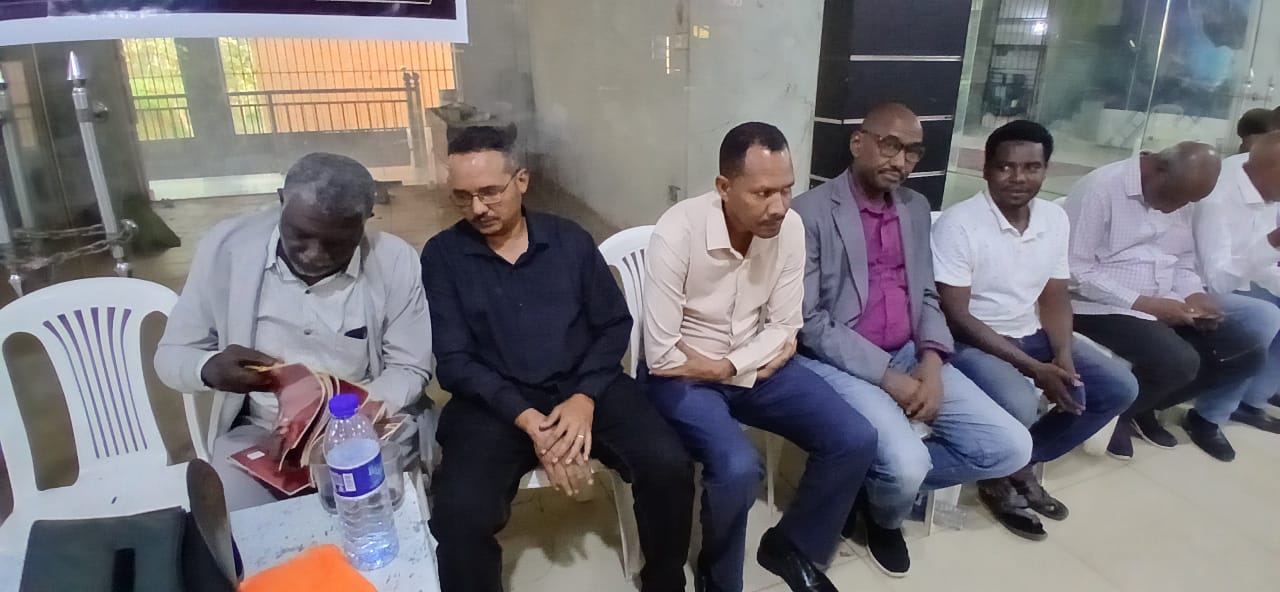وكان يوسفُ إلا "سراجاً" التفَّ حوله الصحفيون وجمع بينهم حياً وميتاً